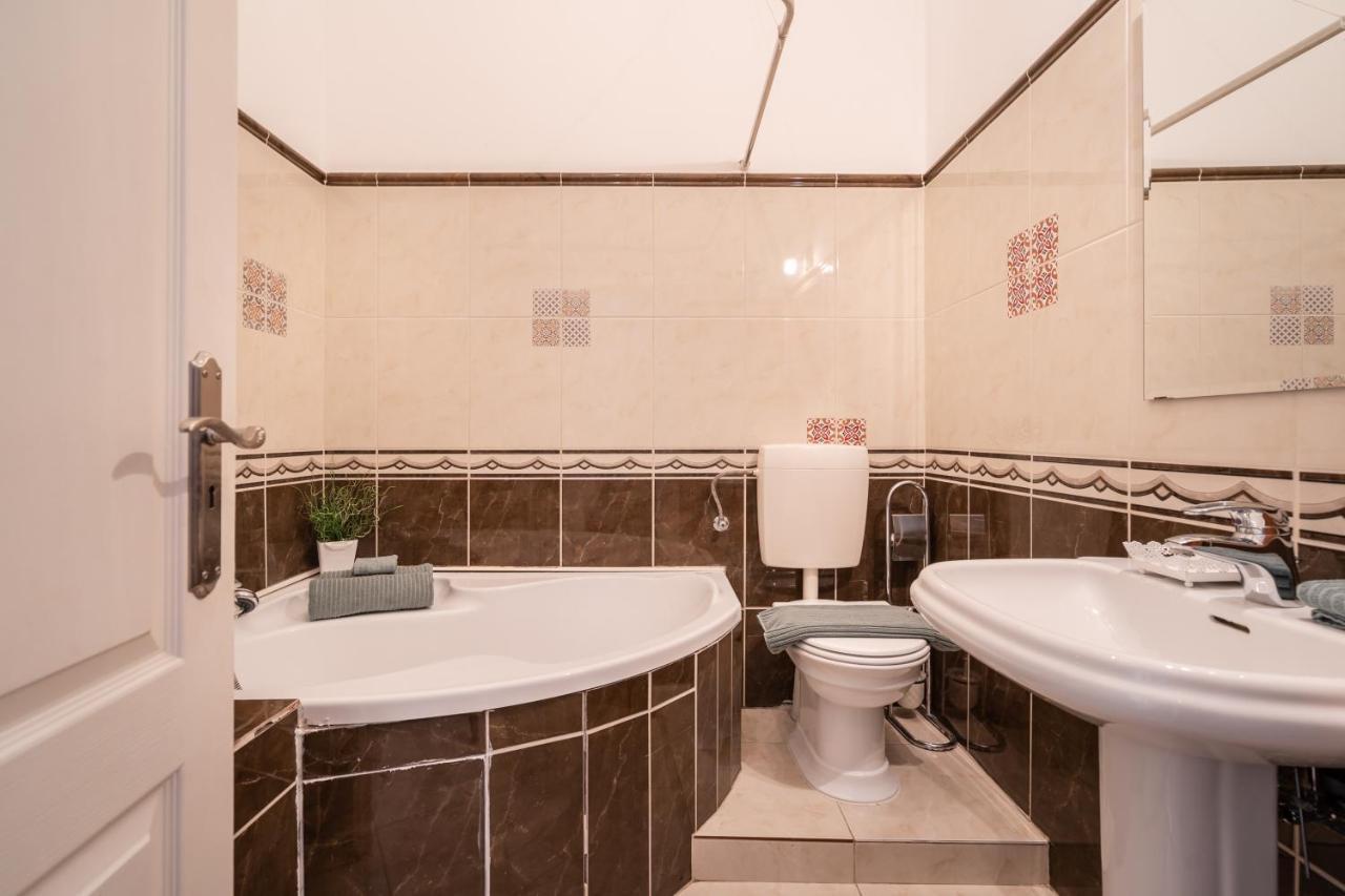 K10 - Kazinczy Street Heritage Suite - Best Location By Bqa Budapest Eksteriør bilde